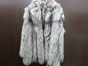 SAGAサガフォックス毛皮コート　シルバー買取いたしました。