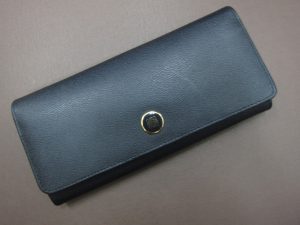 ロエベLOEWEロゴボタン付き長財布買取させて頂きました。