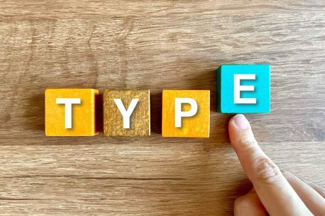 TYPEの文字と木のキューブ