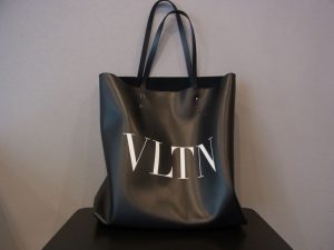 ヴァレンティノ VLTNロゴ ロックスタッズ付きトートバッグ 買取