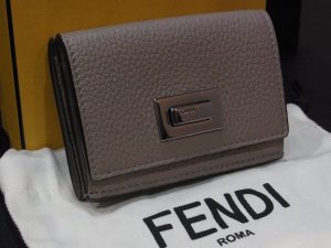 フェンディ 買取 ピーカブ―コンパクトウォレット 8M0426 ベージュ