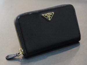 プラダ ウォレット SAFFIANO VERNIC （1M1157） ラウンドファスナー 買取