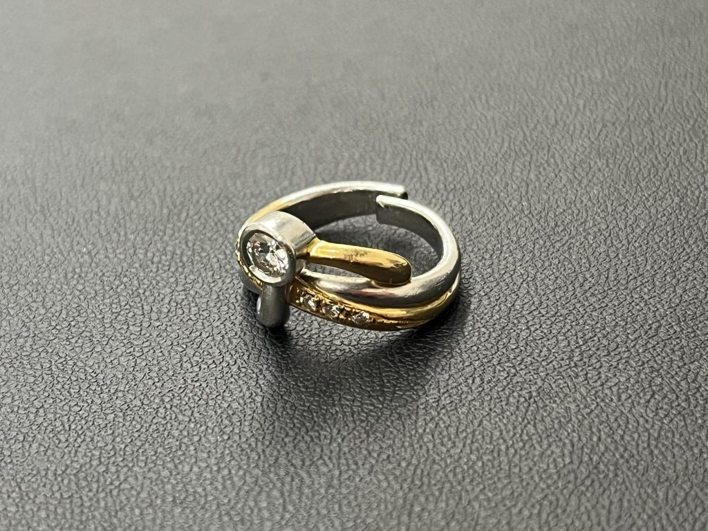 K18/Pt900 コンビ　ダイヤ付き リング 主石0.248ct 脇石0.08ct