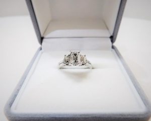 ダイヤモンド 買取 エメラルドカット 3石（Ｄ約1ct、約0.4ct）PT900 リング 鑑定書無し